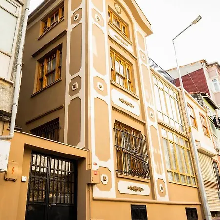 Cosa Zeyrek- At The Heart Of Feriehus